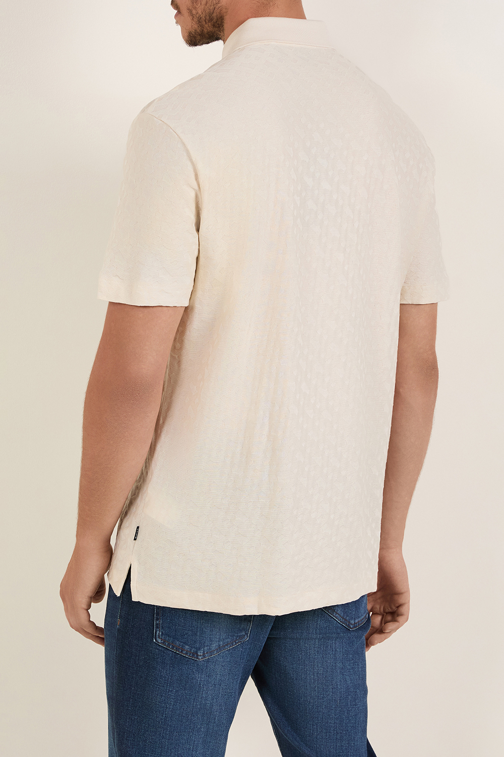 תמונת דוגמן אחורית של חולצת פולו