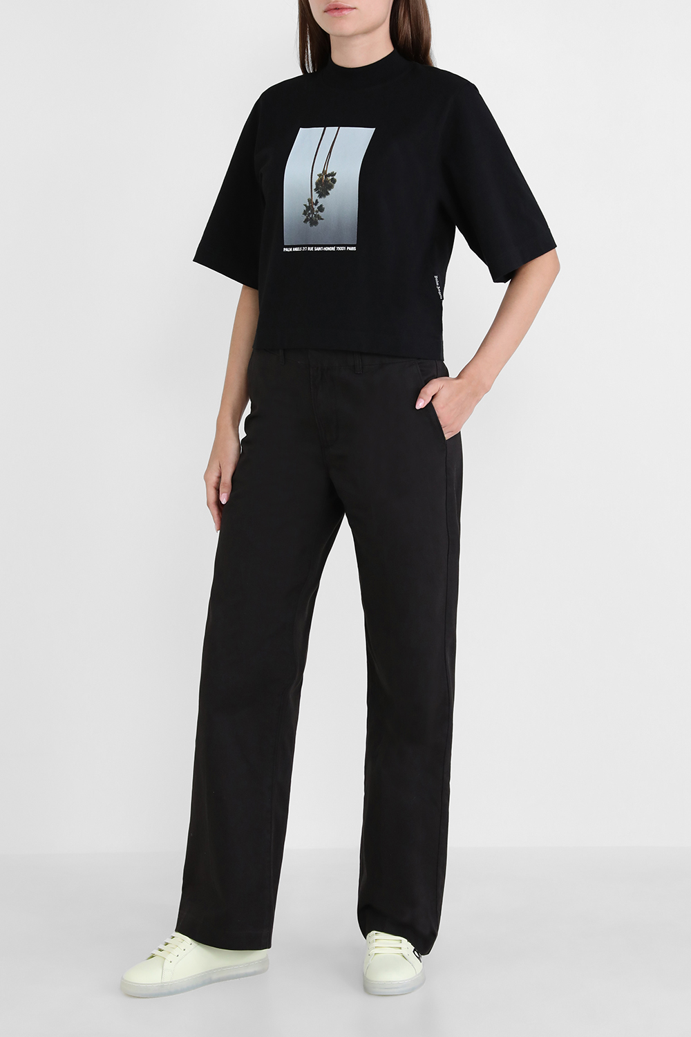 תמונת דוגמן קידמית של נעלי סניקרס עם לוגו