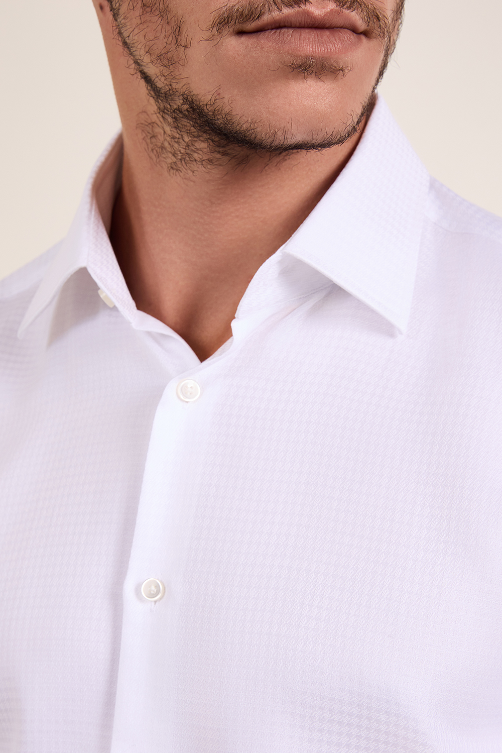 תמונת תקריב דוגמן של חולצת כפתורים סלים פיט