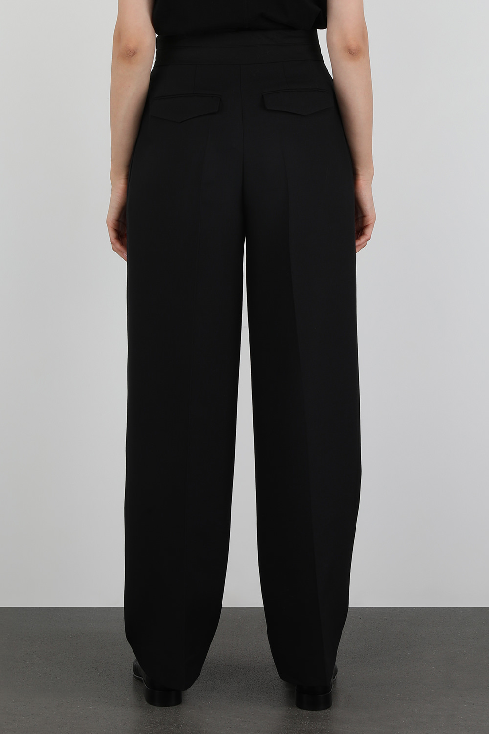 תמונת דוגמן אחורית של מכנסיים מחויטים ישרים מצמר