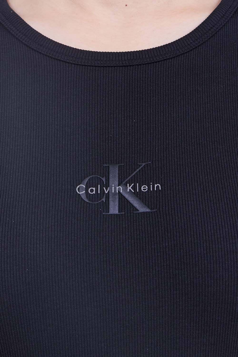 תמונת תקריב דוגמן של שמלת מידי ריב