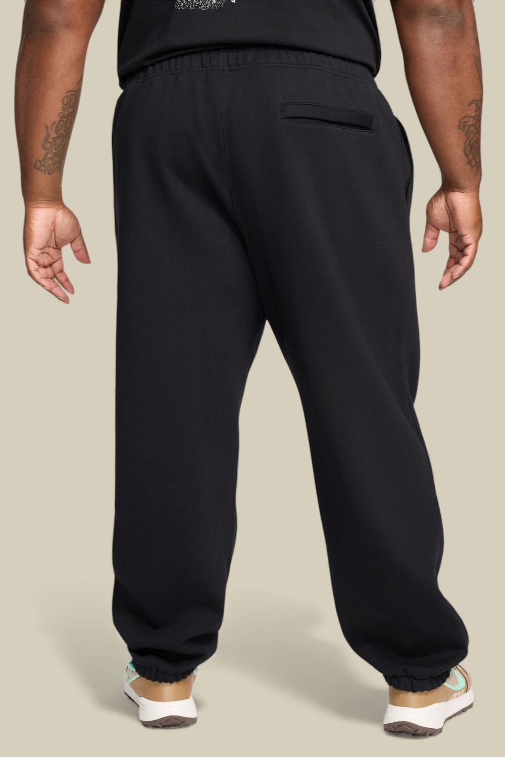 תמונת דוגמן אחורית של מכנסי ג'וגר נייקי X איסיג'י