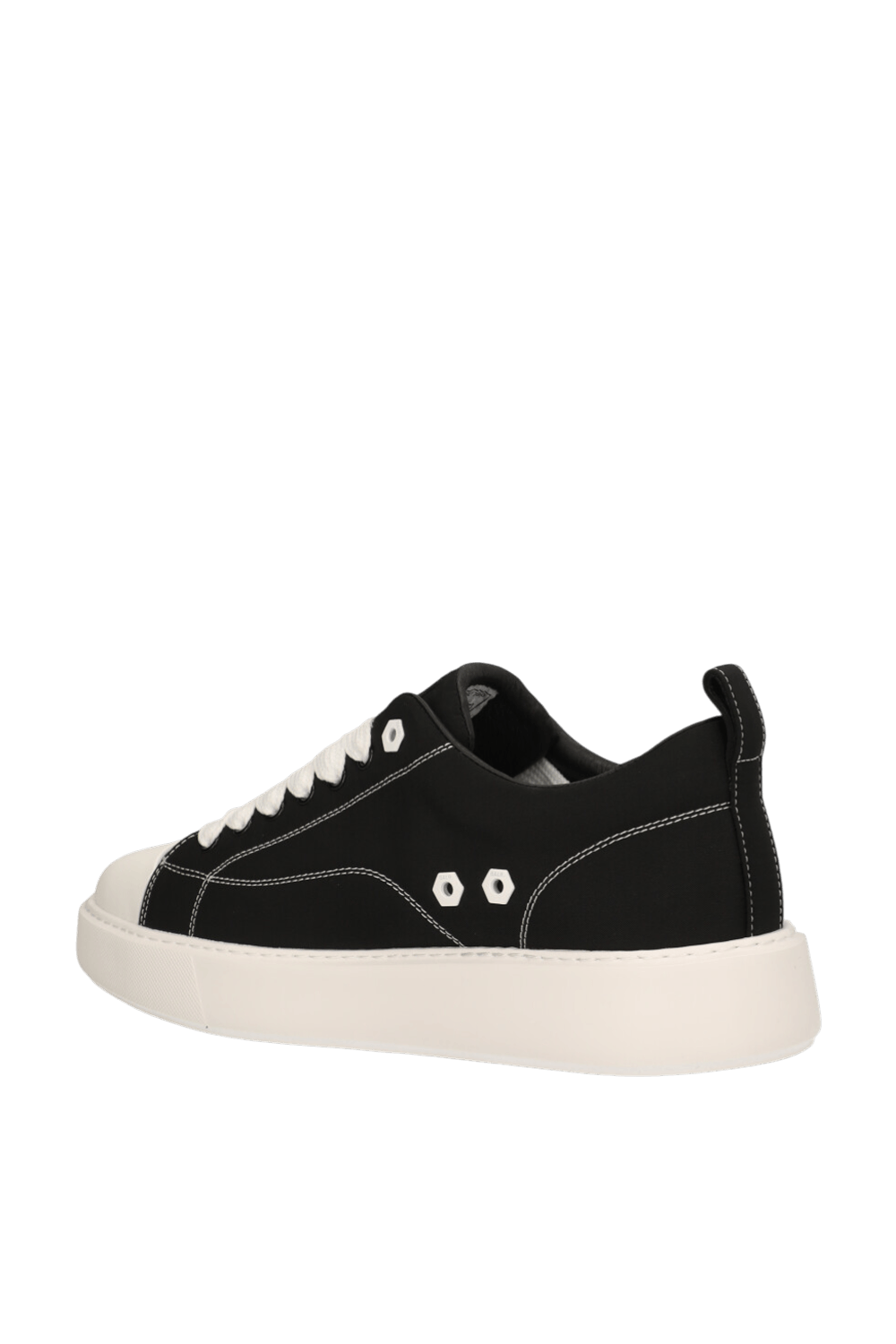 תמונה אחורית של נעלי סניקרס עור