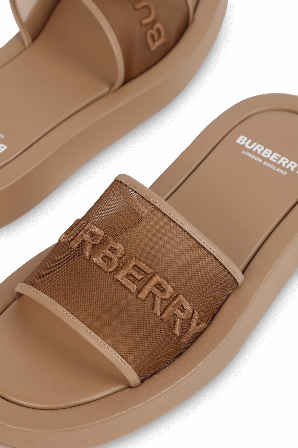 תמונת תקריב של כפכפי סליידס מעור עם רשת בגוון קאמל