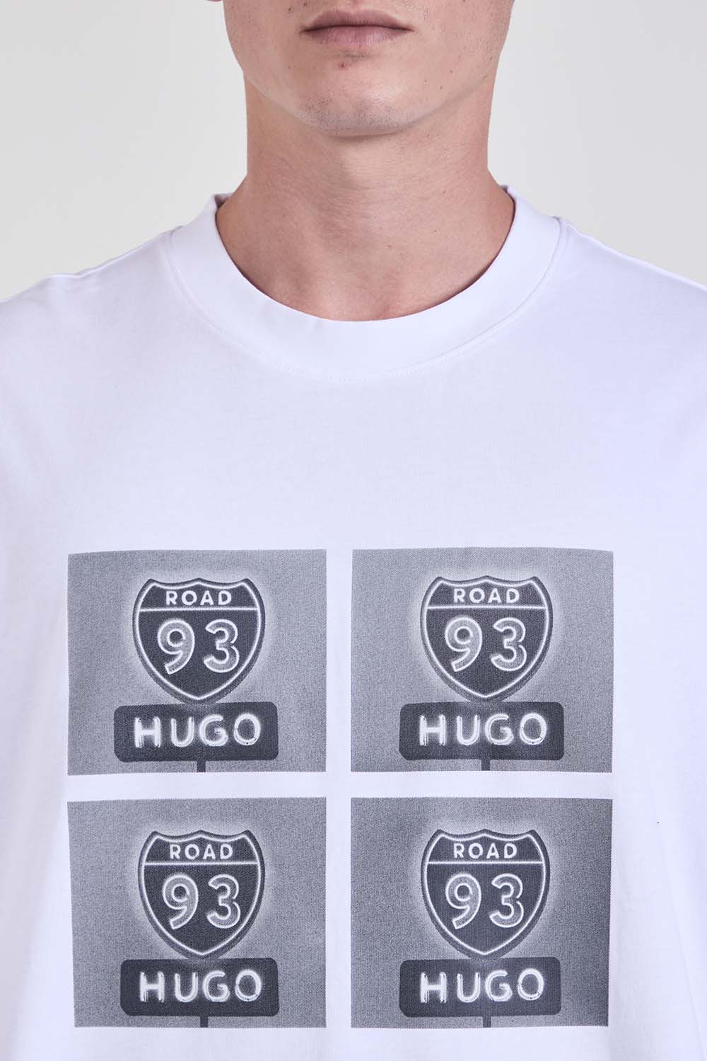 תמונת תקריב דוגמן של חולצת טי בגזרה משוחררת