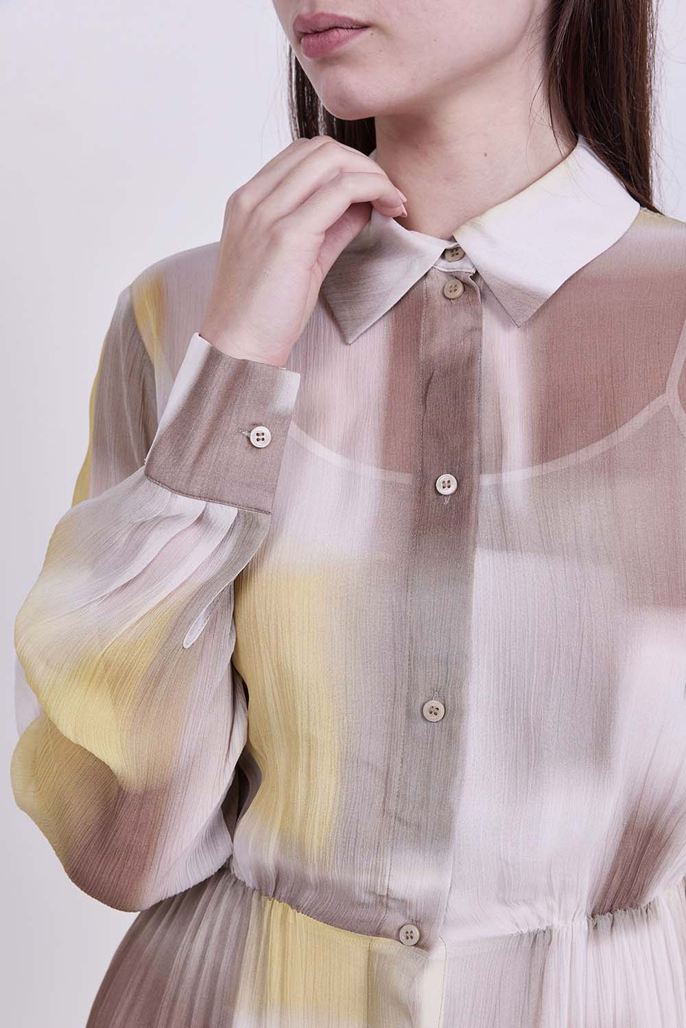 תמונת תקריב דוגמן של שמלת מידי כפתורים