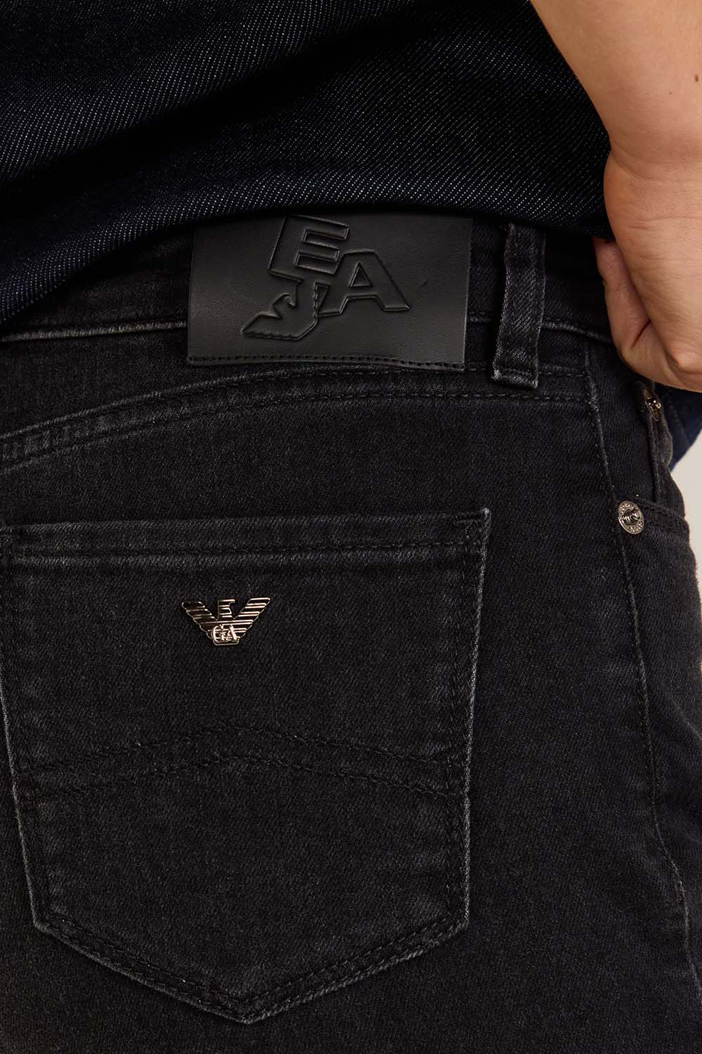 תמונת תקריב דוגמן של מכנסי ג'ינס בגזרה צמודה