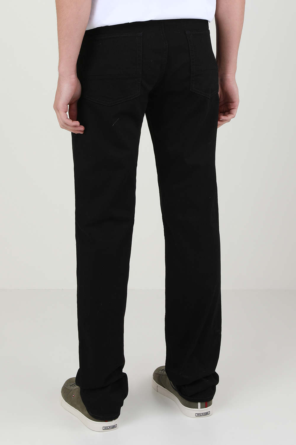 תמונת דוגמן אחורית של מכנסי ג'ינס דנטון ישרים