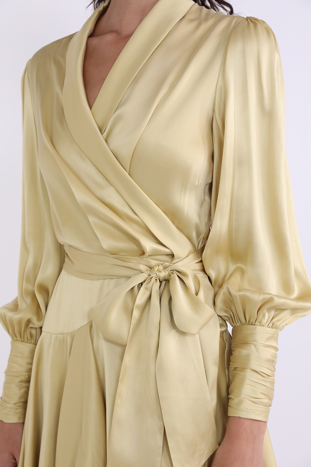 תמונת תקריב דוגמן של שמלת מעטפת משי