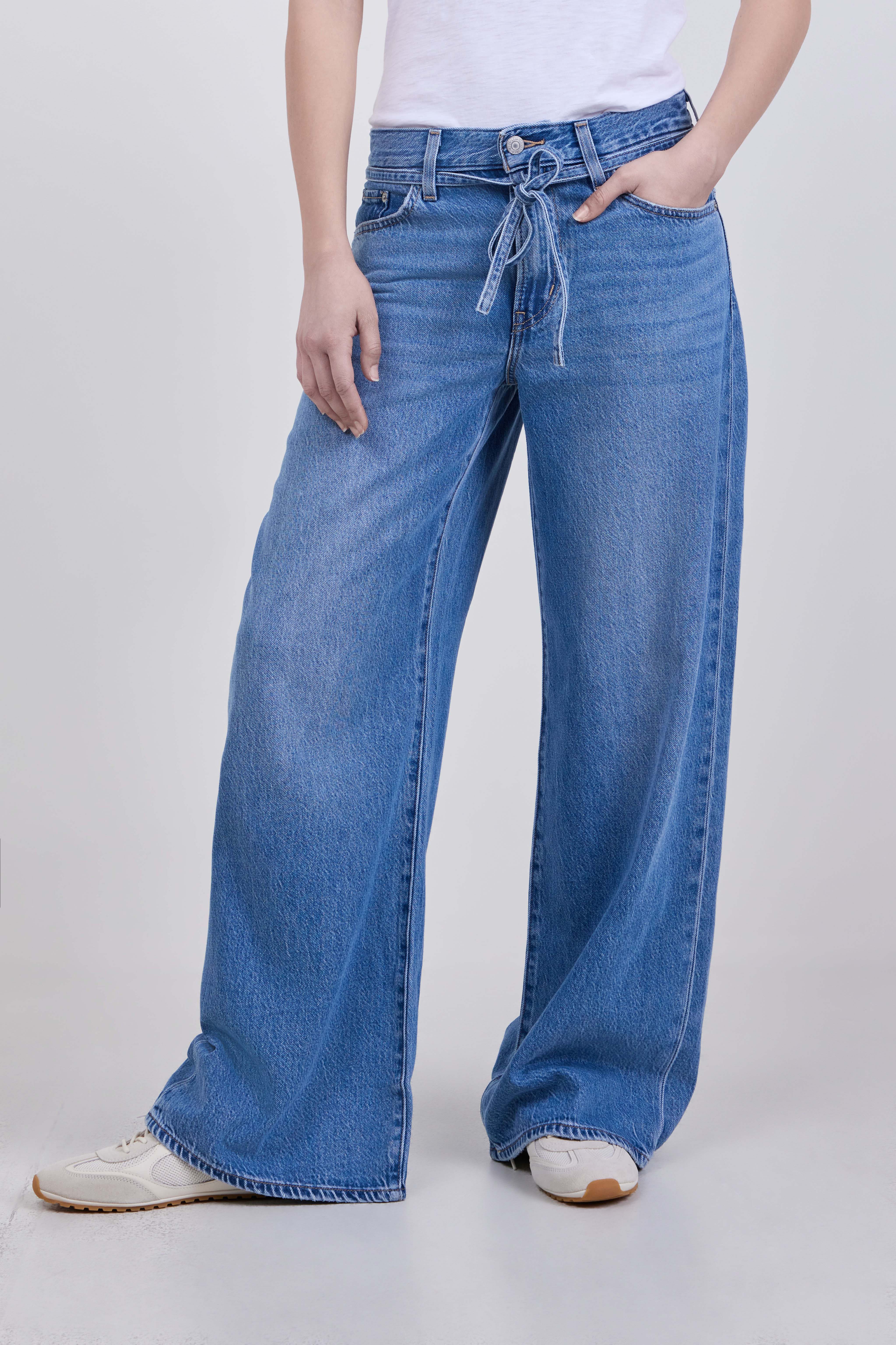 תמונת דוגמן קידמית של מכנסי ג'ינס בגזרה רחבה