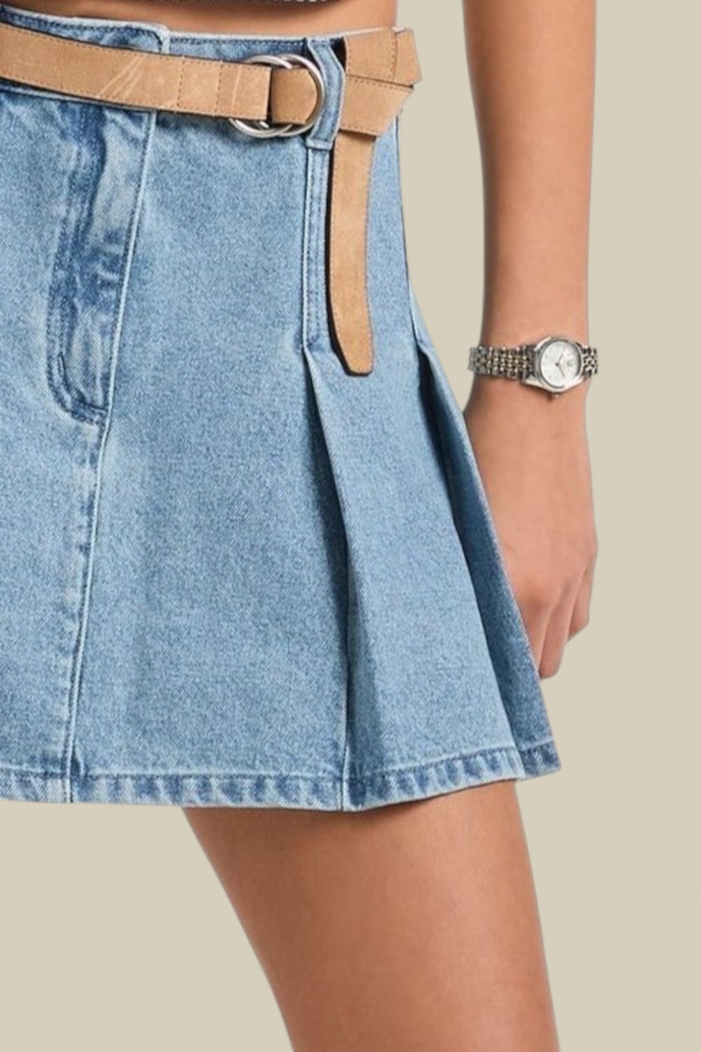 תמונת תקריב דוגמן של חצאית קפלים ג'ינס