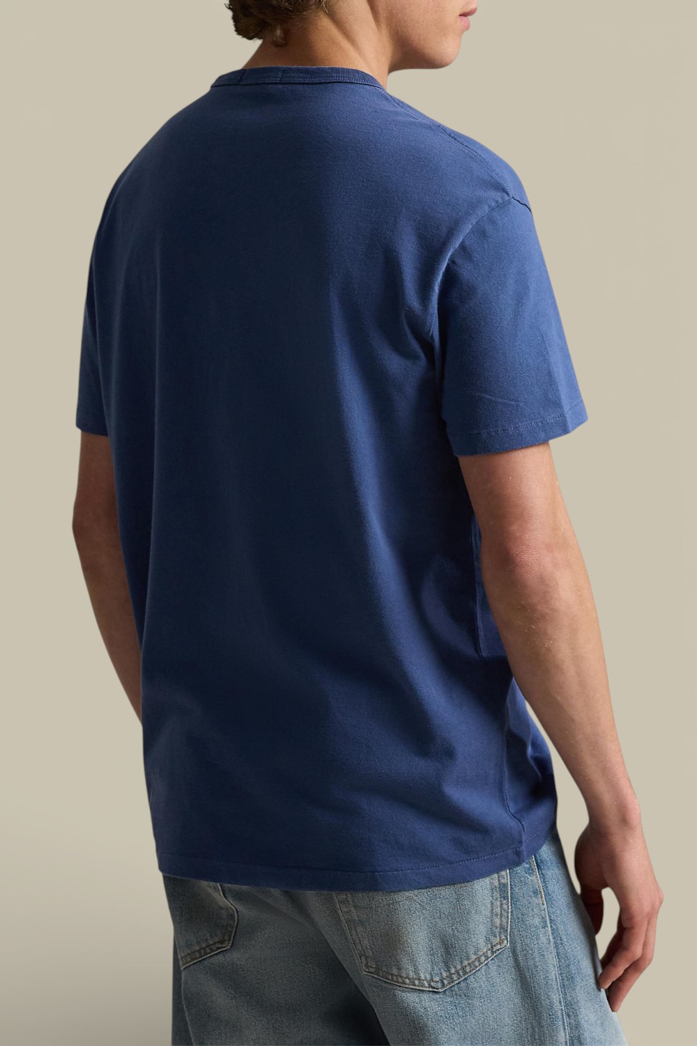 תמונת דוגמן אחורית של חולצת טי