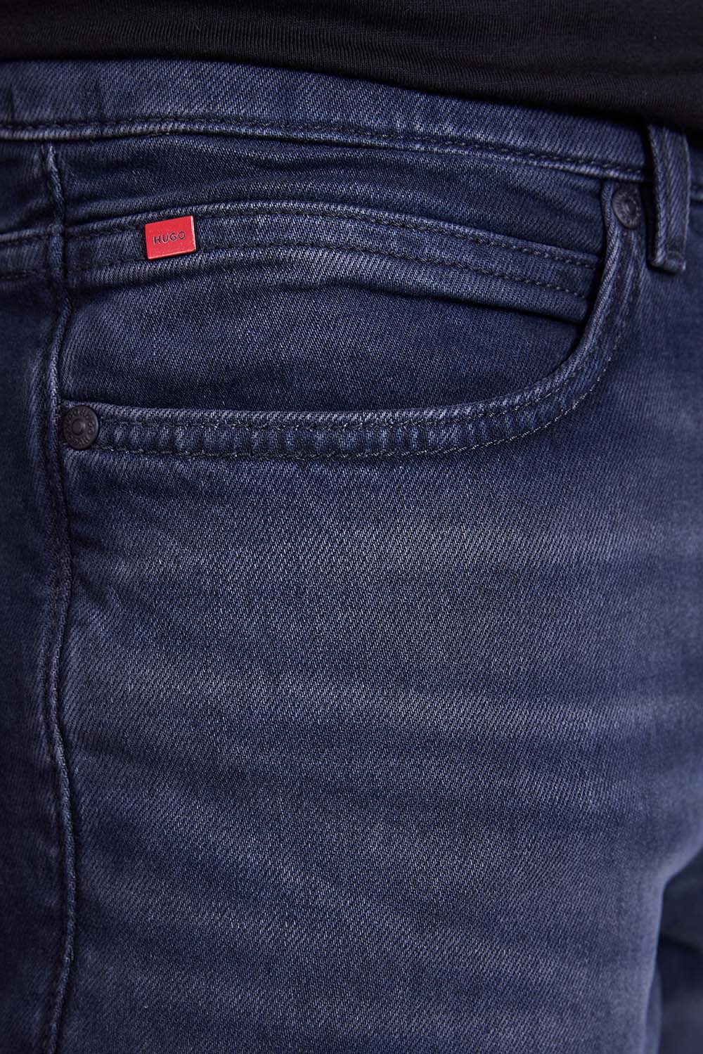 תמונת תקריב דוגמן של מכנסי ג'ינס בגזרה ישרה