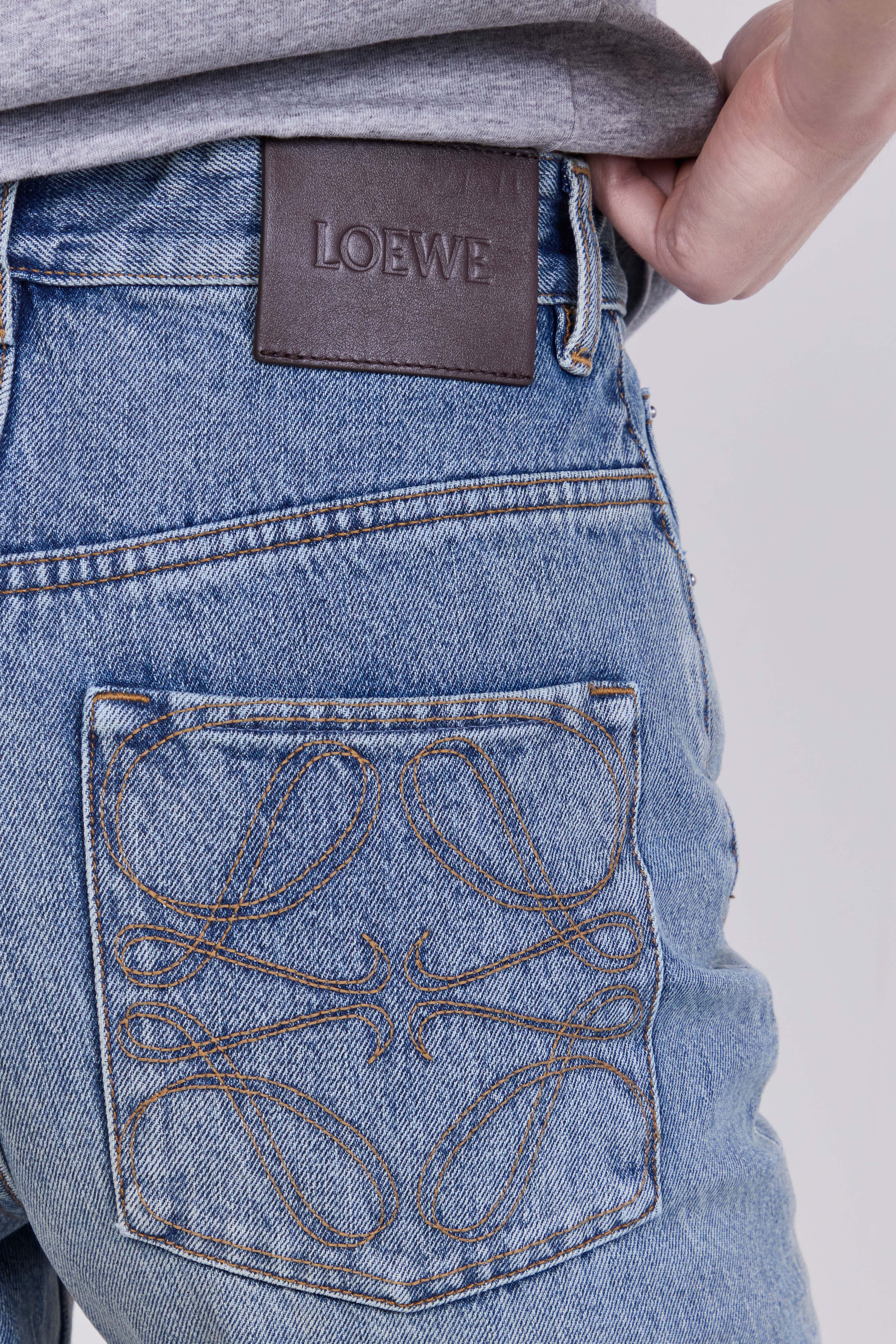 תמונת תקריב דוגמן של מכנסי ג&rsquo;ינס בגזרה ישרה