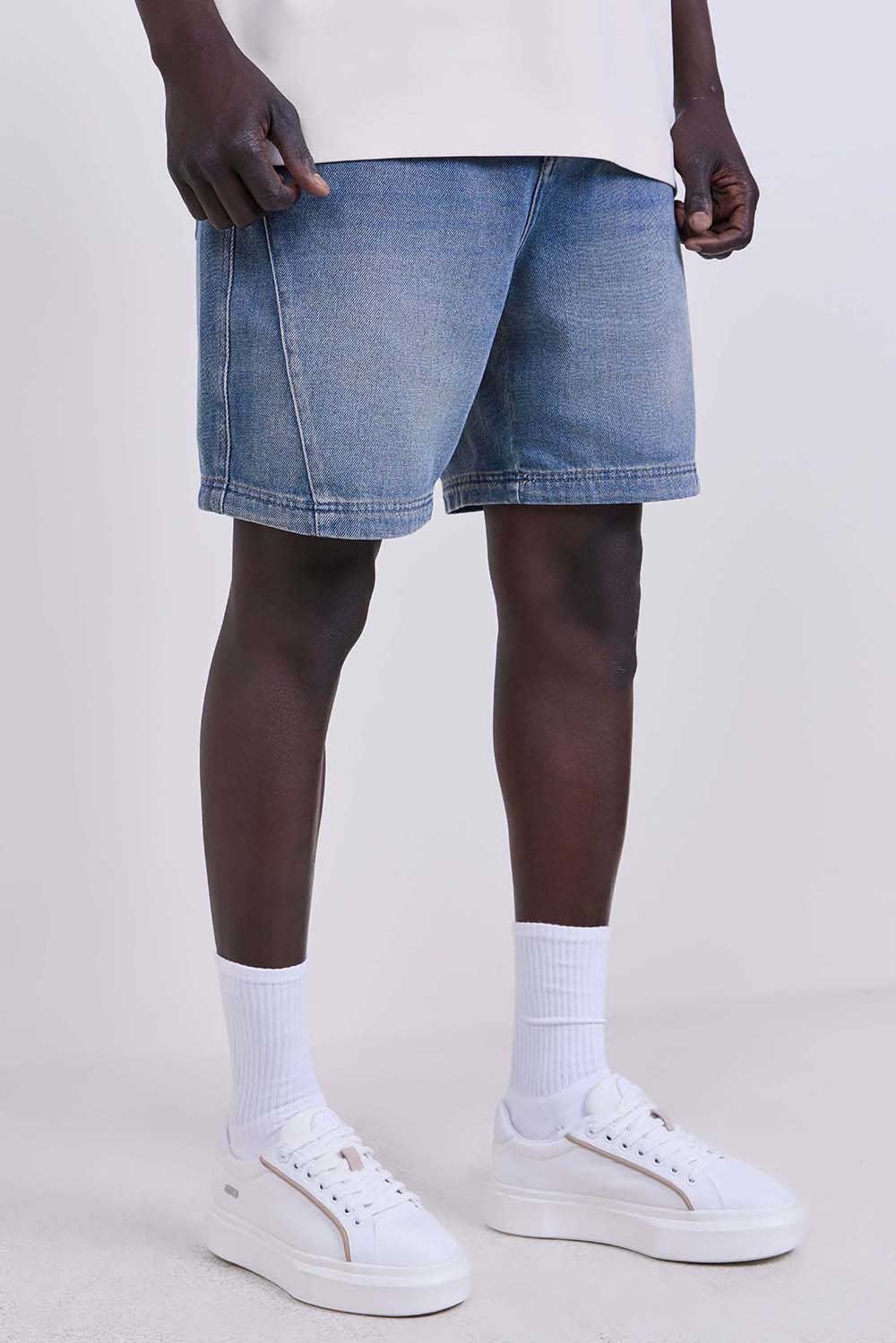 תמונת דוגמן קידמית של מכנסי ג'ינס ברמודה