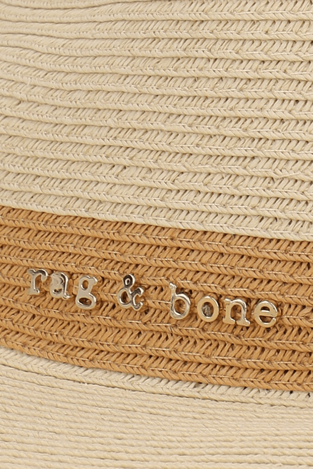 תמונת תקריב של כובע רחב שוליים