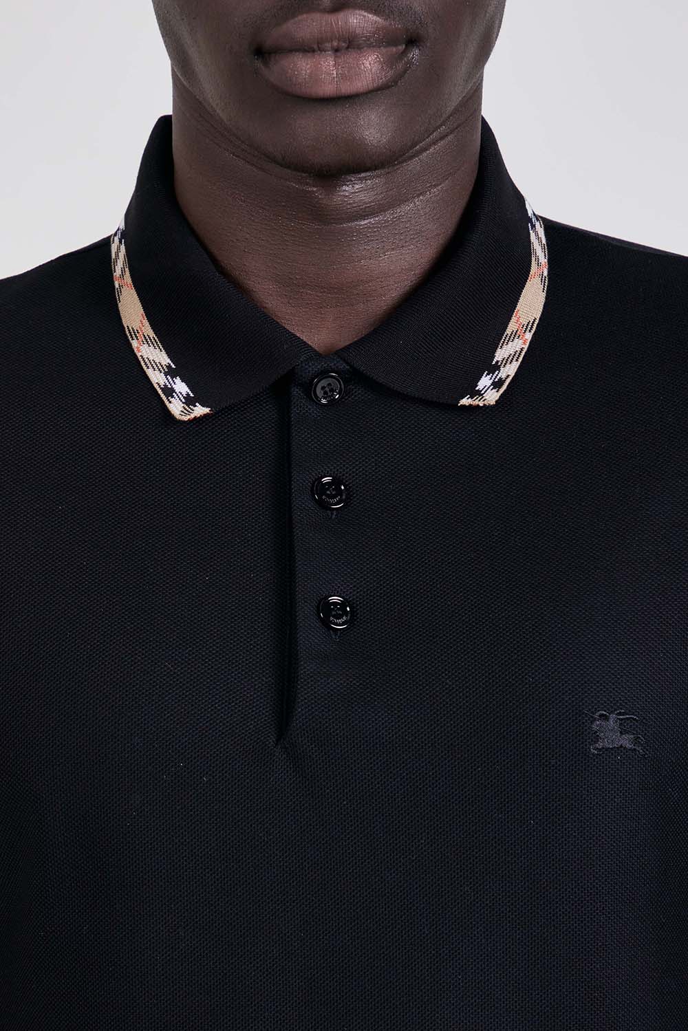 תמונת תקריב דוגמן של חולצת פולו קצרה