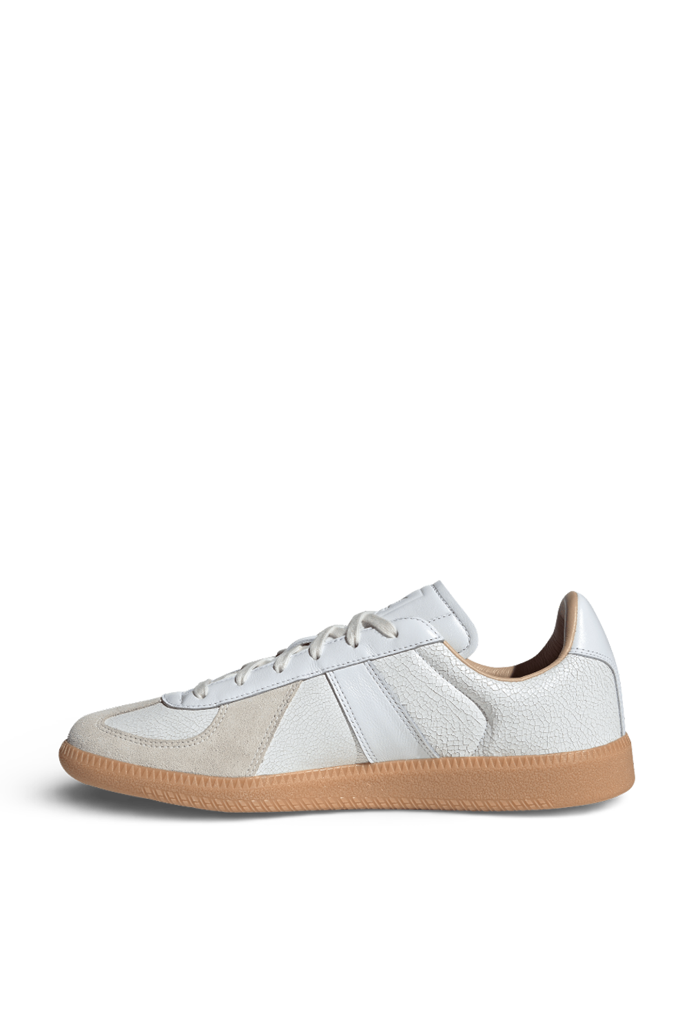 תמונה אחורית של נעלי סניקרס עור