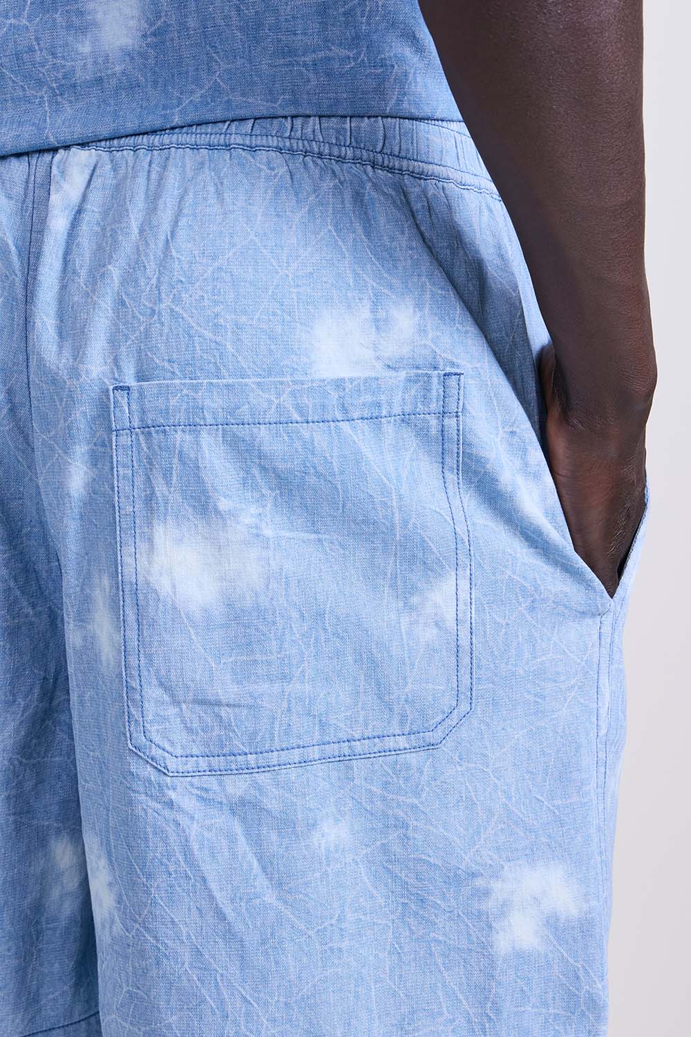 תמונת תקריב דוגמן של מכנסיים קצרים