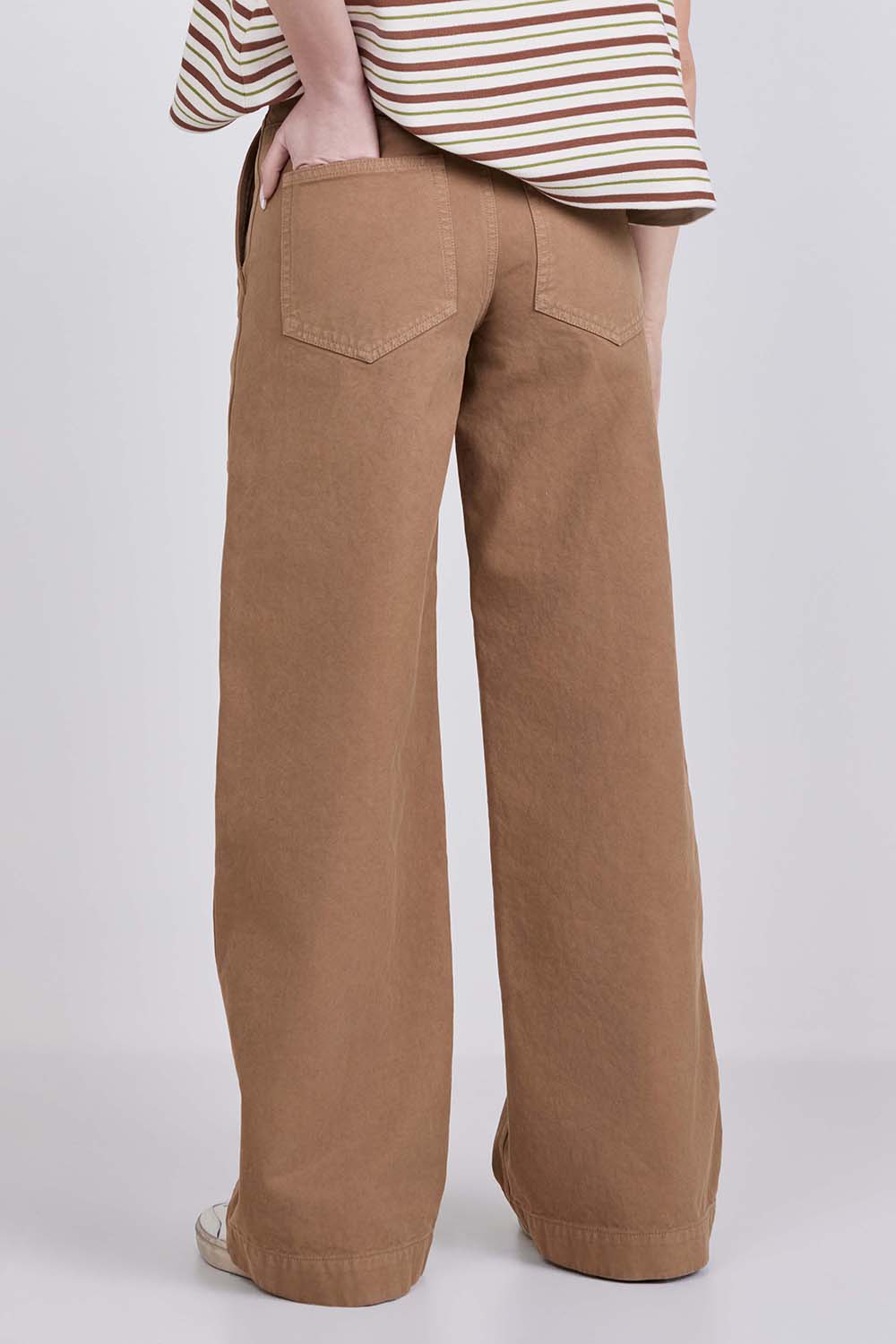 תמונת דוגמן אחורית של מכנסי ג'ינס בגזרה רחבה