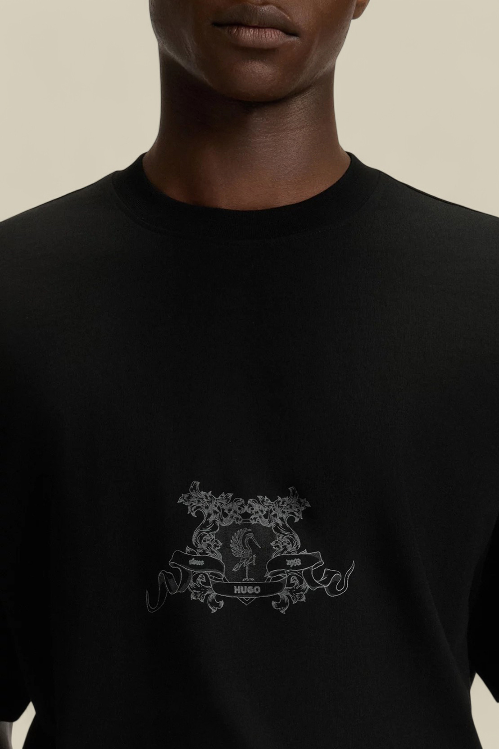 תמונת תקריב דוגמן של חולצת טי אוברסייז