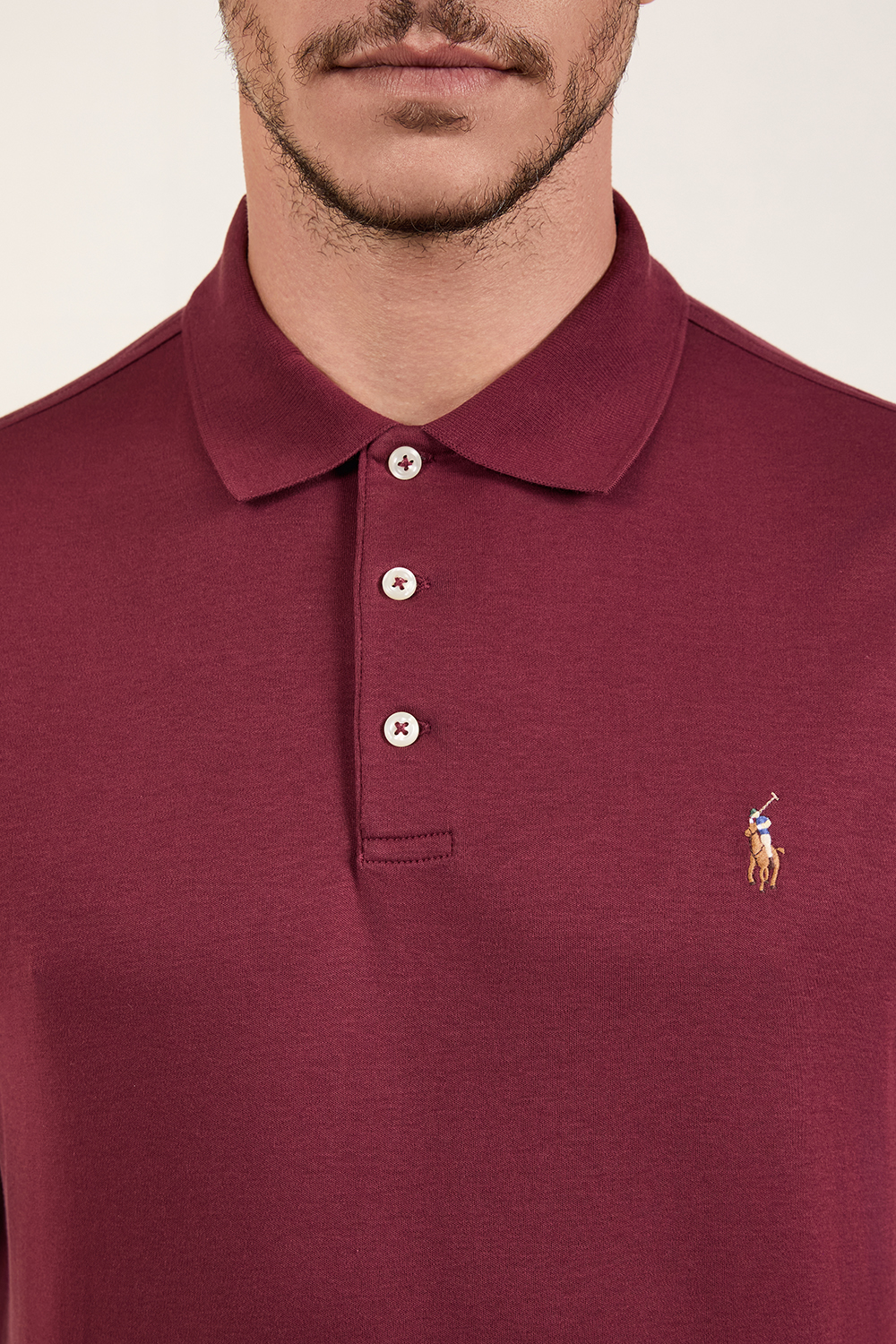 תמונת תקריב דוגמן של חולצת פולו