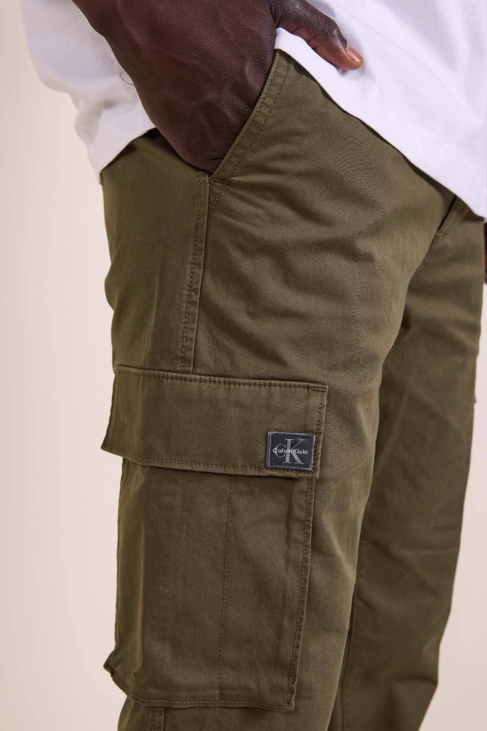 תמונת תקריב דוגמן של מכנסי קרגו בגזרת סקיני