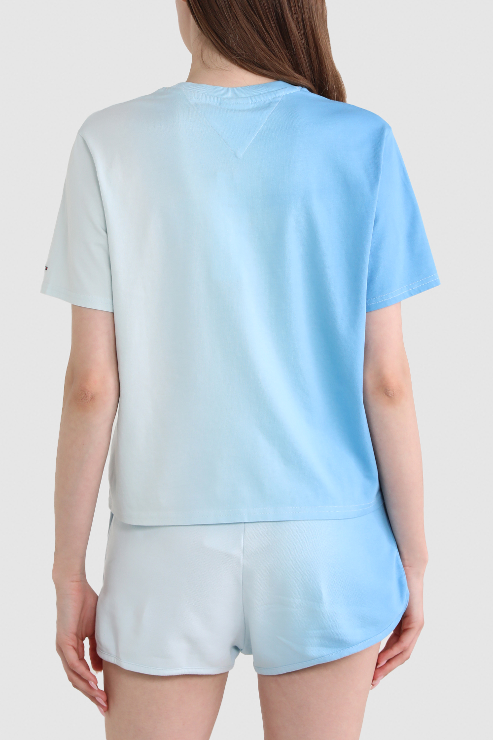 תמונת דוגמן אחורית של חולצת טי טאי דאי