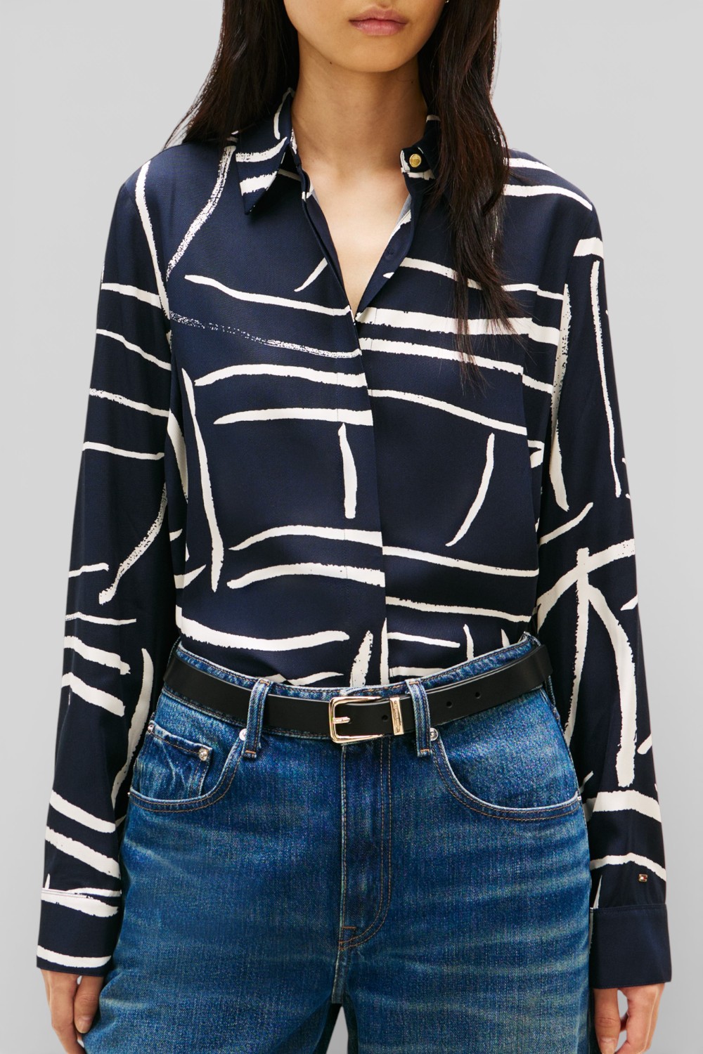 תמונת דוגמן קידמית של חולצה מכופתרת