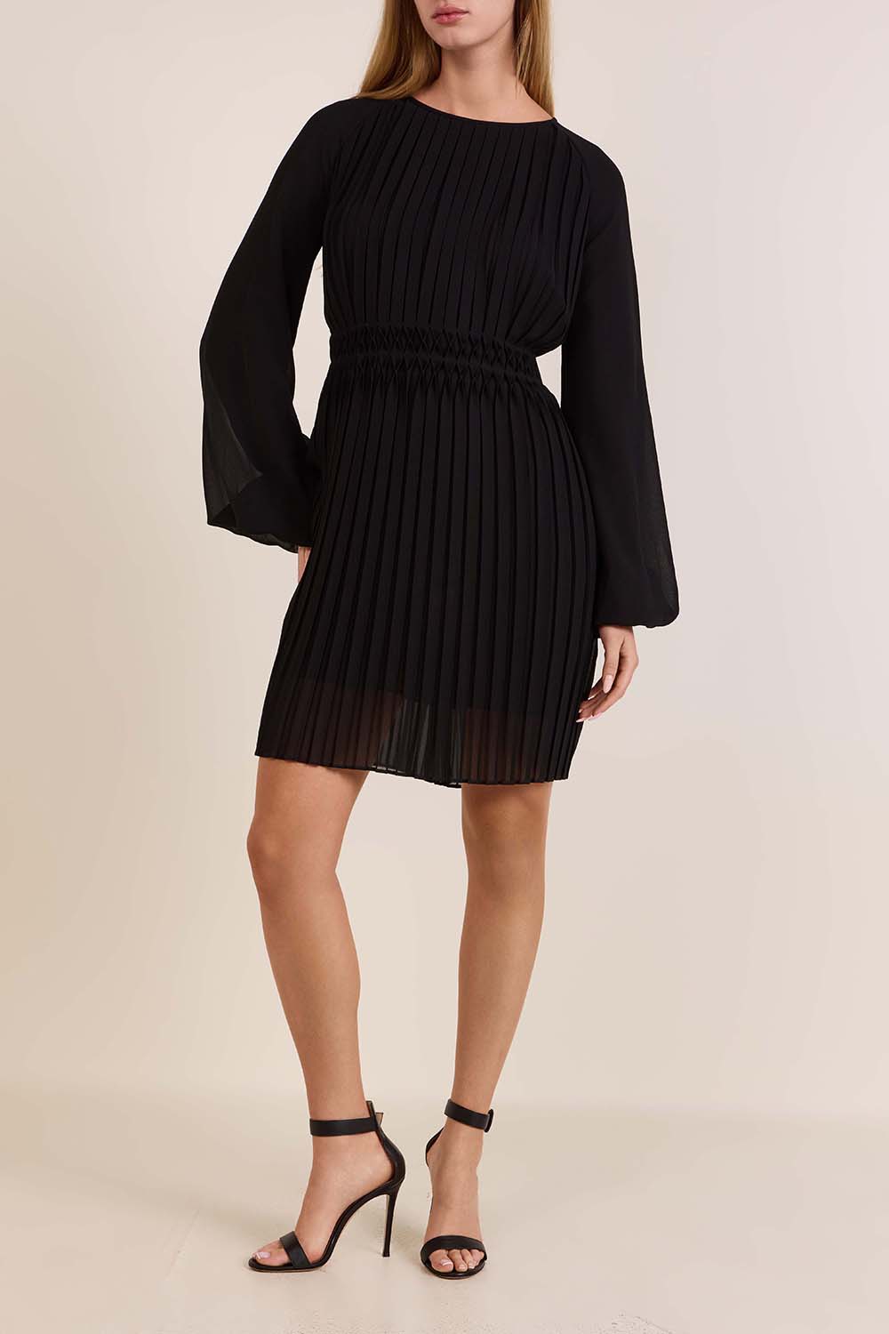 תמונת דוגמן קידמית של שמלת קפלים עדינים