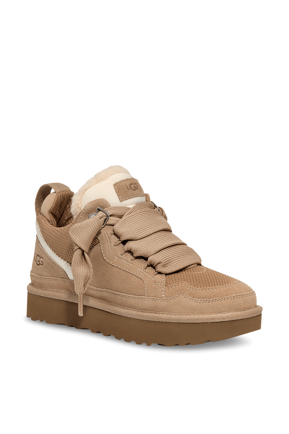 תמונת תקריב של נעלי סניקרס לואמל