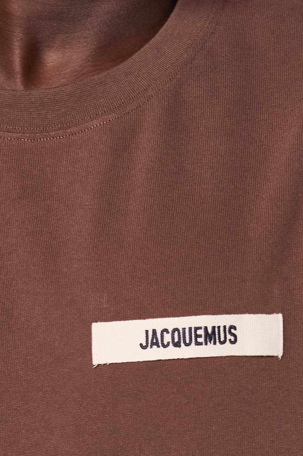 תמונת דוגמן אחורית של חולצת טי