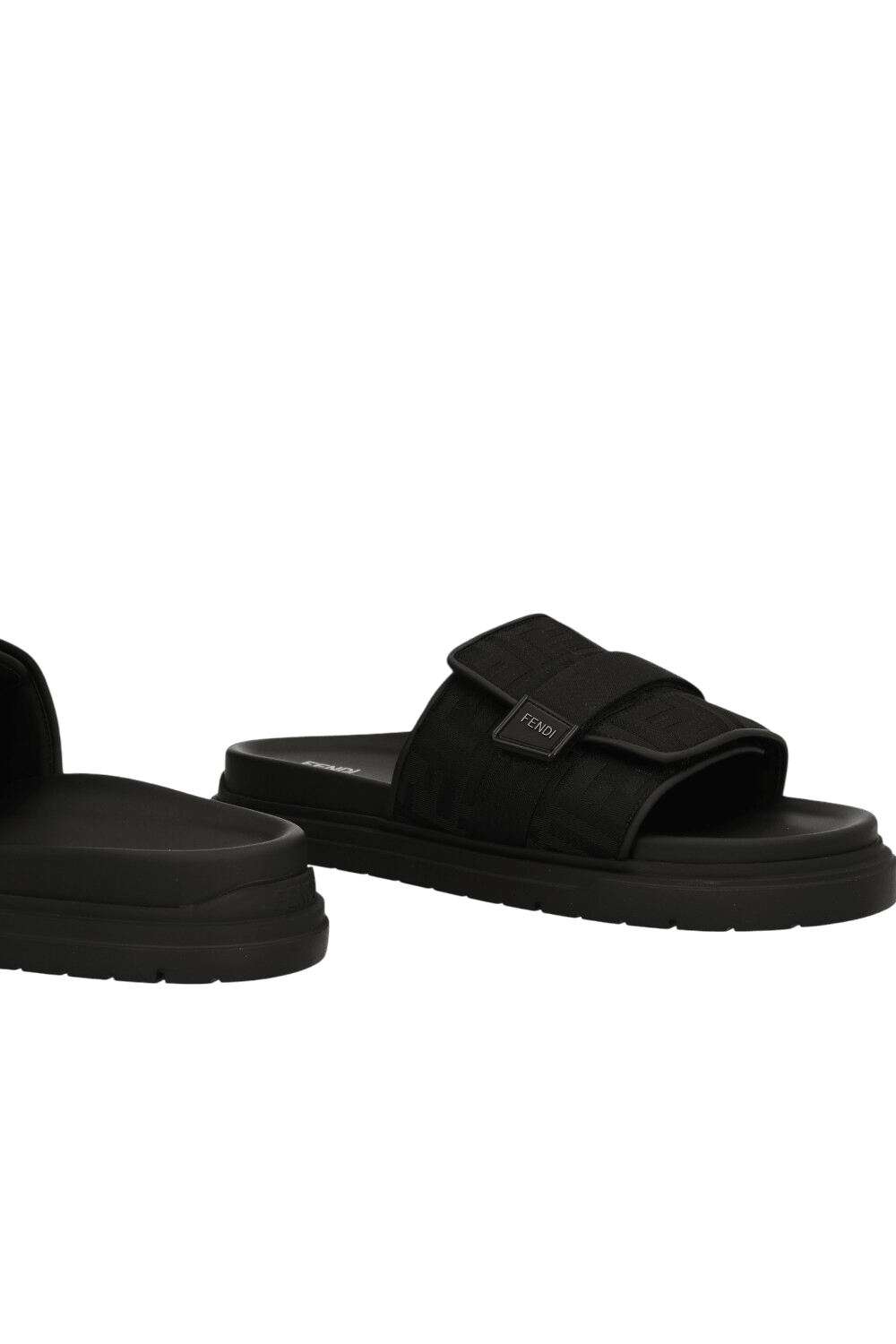 תמונת תקריב של כפכפי סליידס צ'אנקי