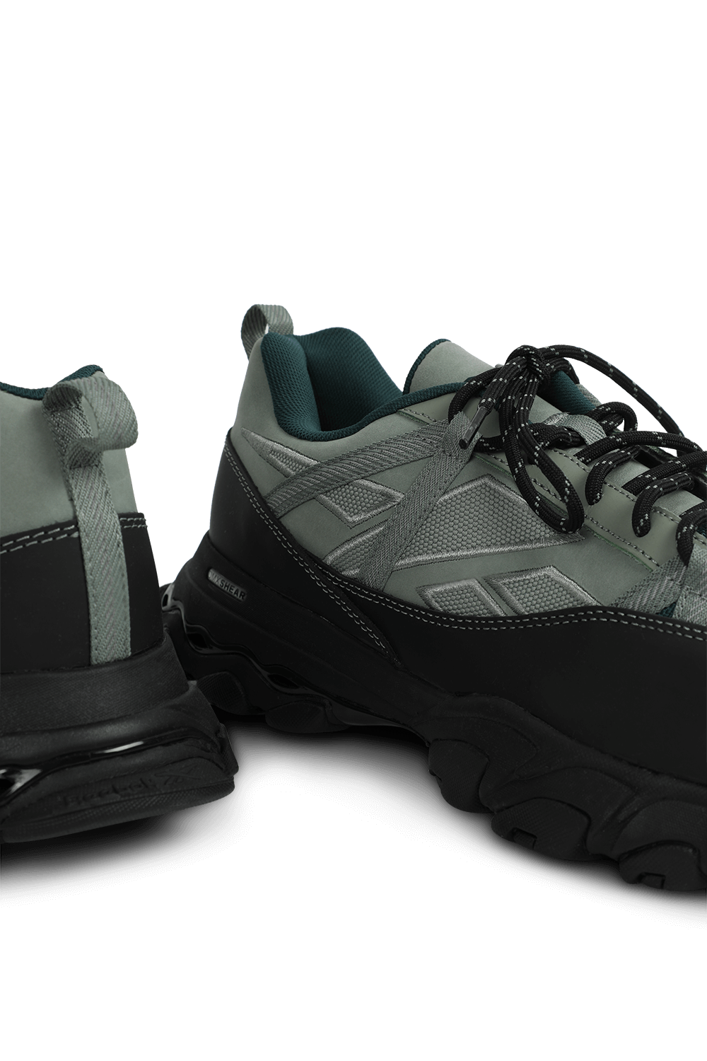 תמונת תקריב של נעלי ספורט די אם אקס