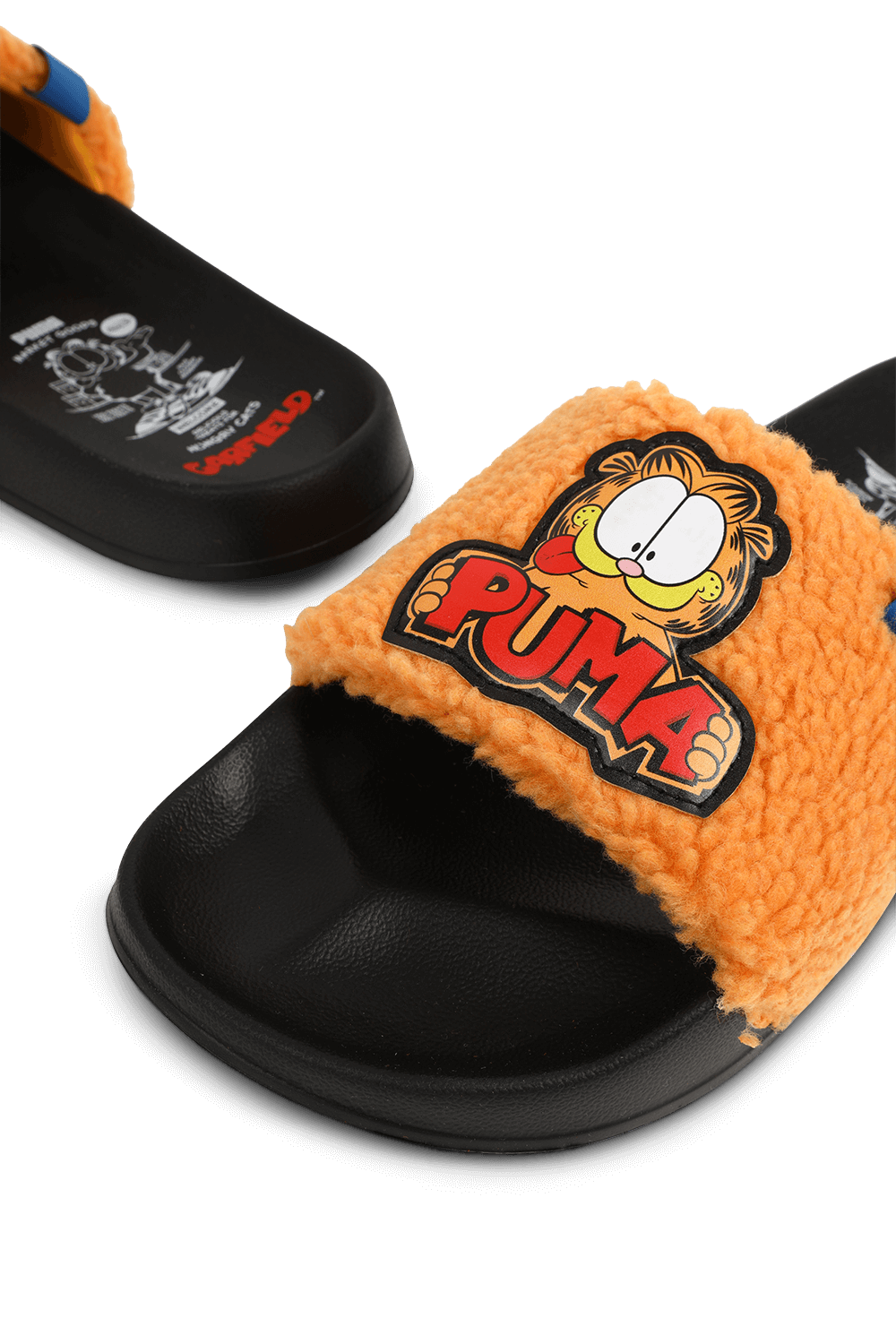 תמונת תקריב של פומה X גארפילד כפכפי סליידס עם לוגו