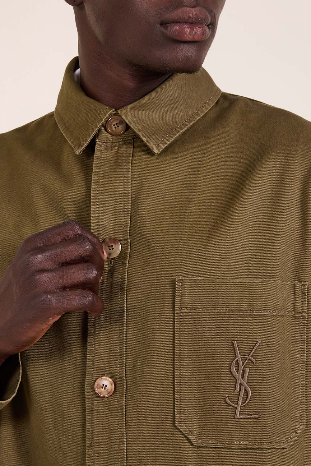 תמונת תקריב דוגמן של חולצת-ז'קט