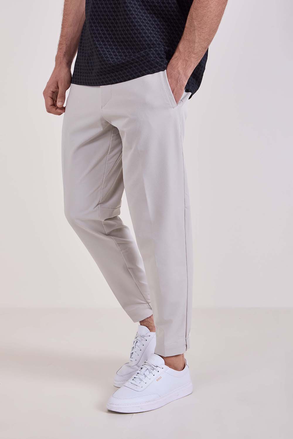 תמונת דוגמן קידמית של מכנסי ג'וגר סלים