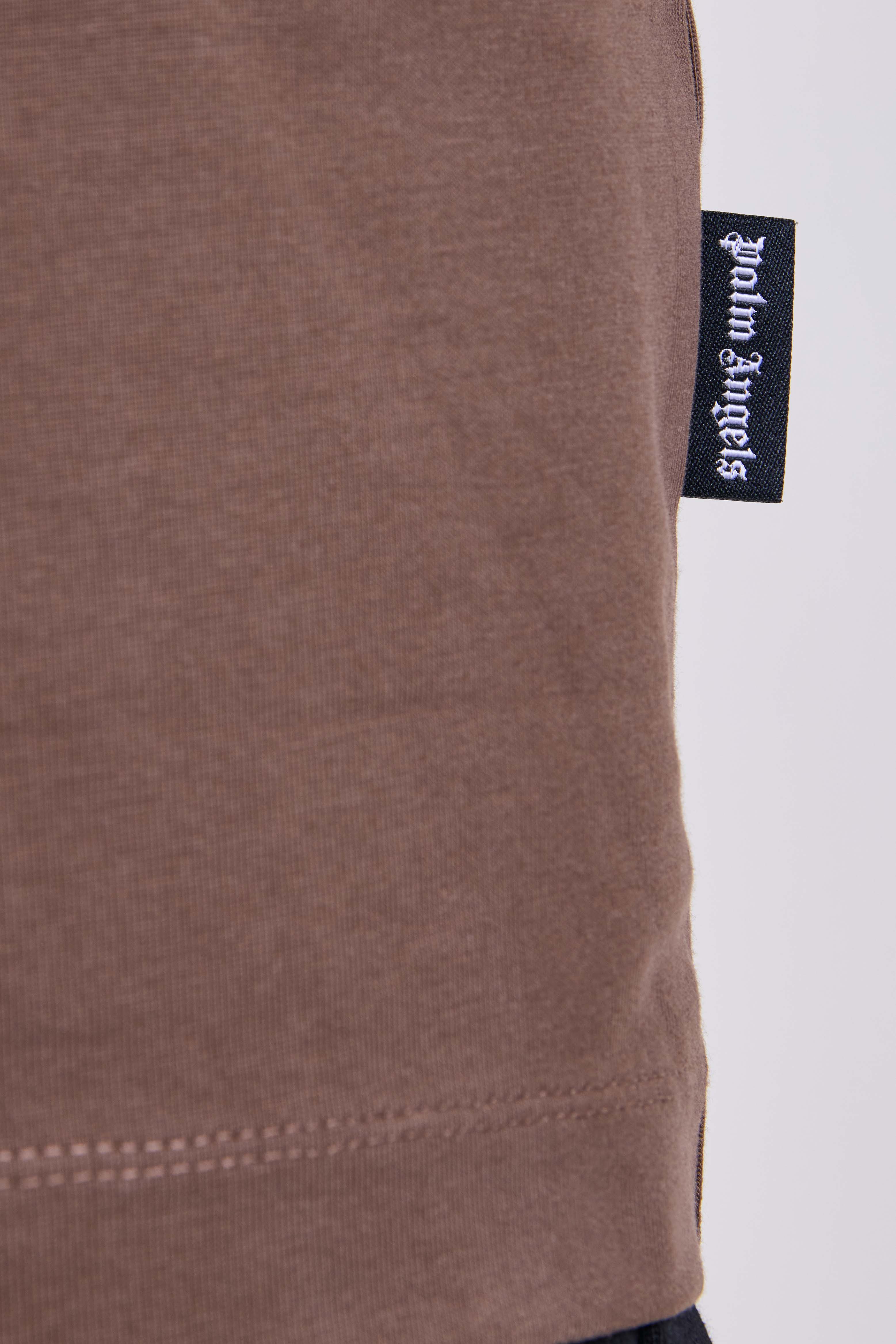 תמונת תקריב דוגמן של חולצת טי אוברסייז