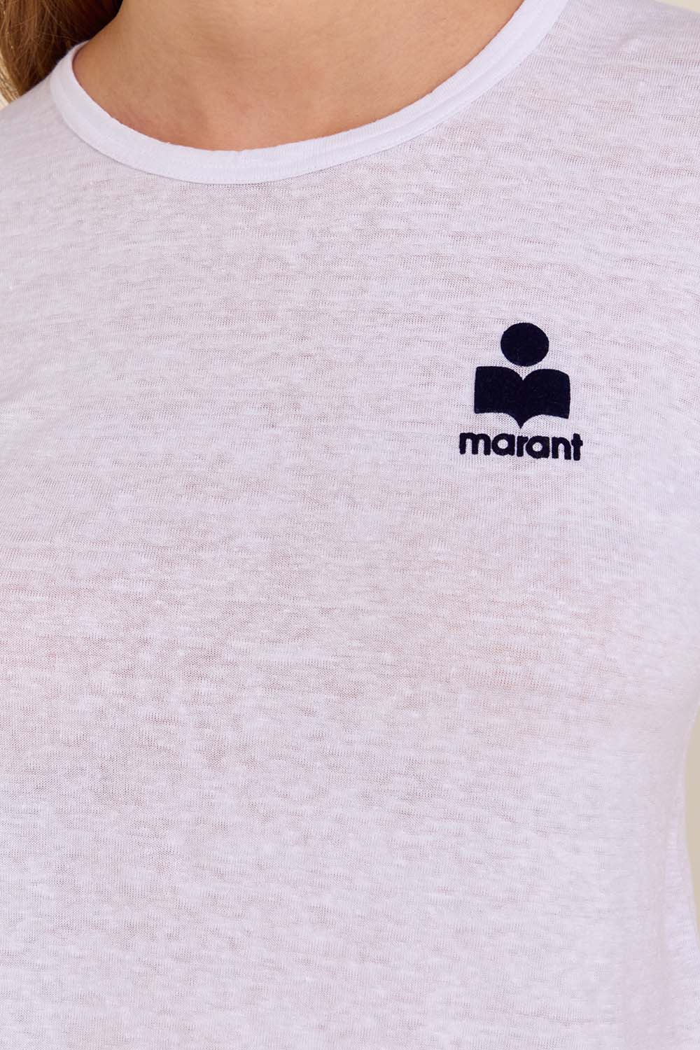 תמונת תקריב דוגמן של חולצת טי מפשתן