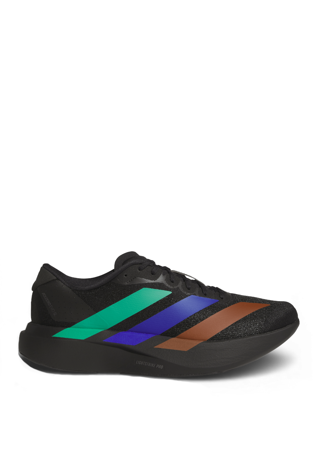 תמונה קידמית של נעלי סניקרס