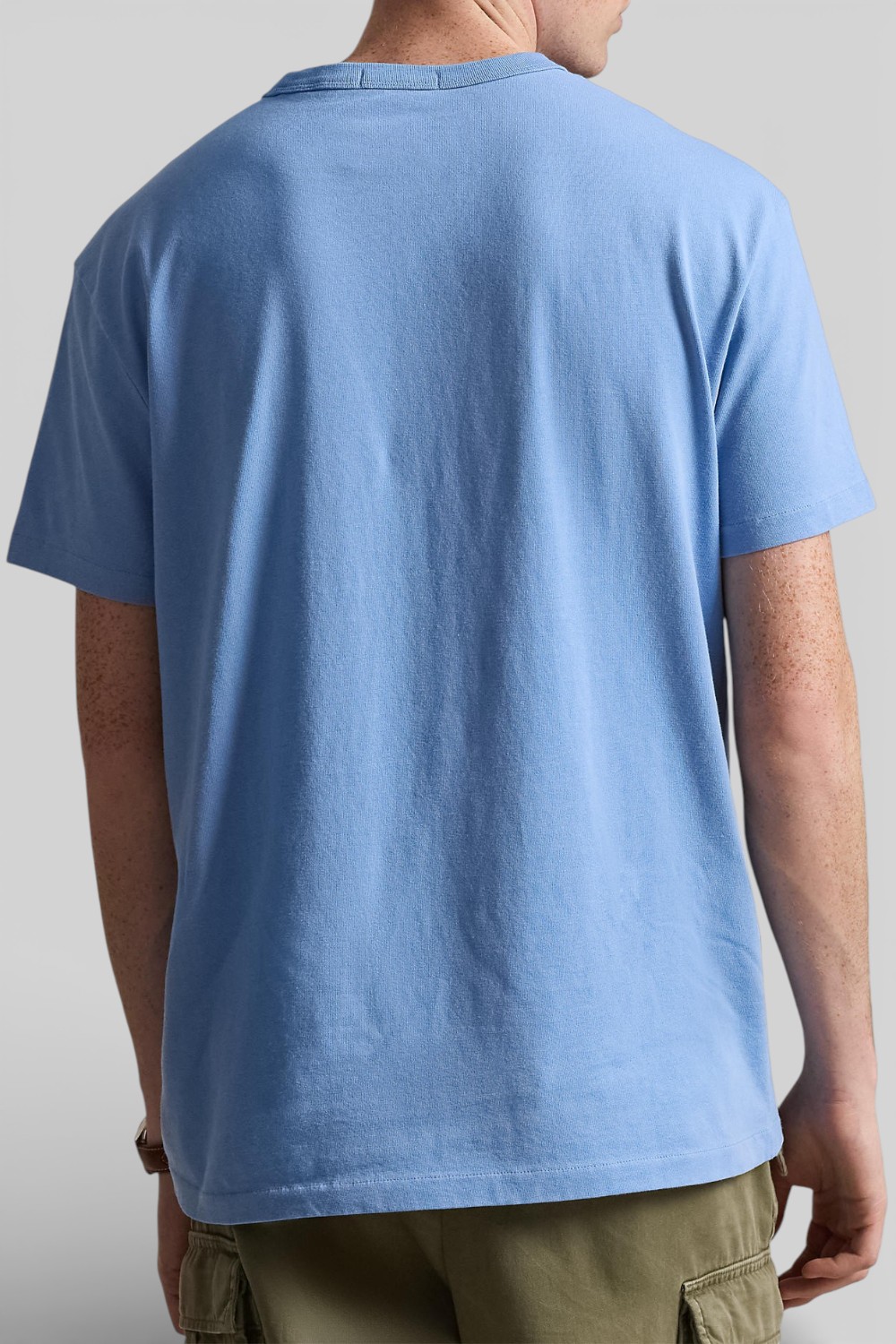 תמונת דוגמן אחורית של חולצת טי