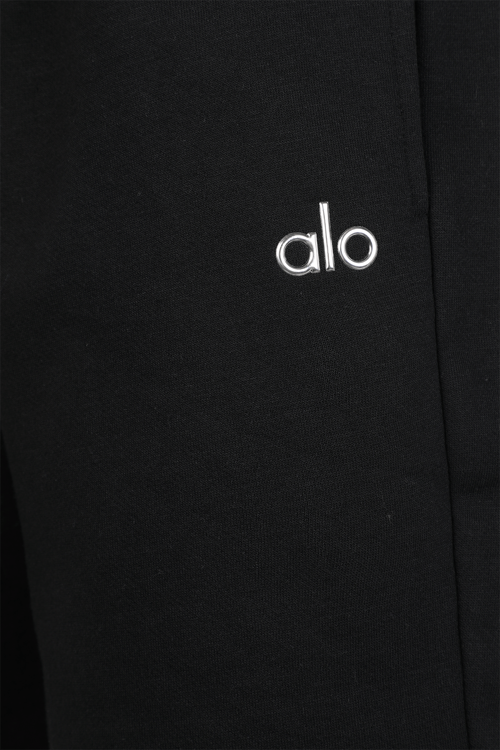 תמונה אחורית של מכנסיים קצרים בצבע שחור