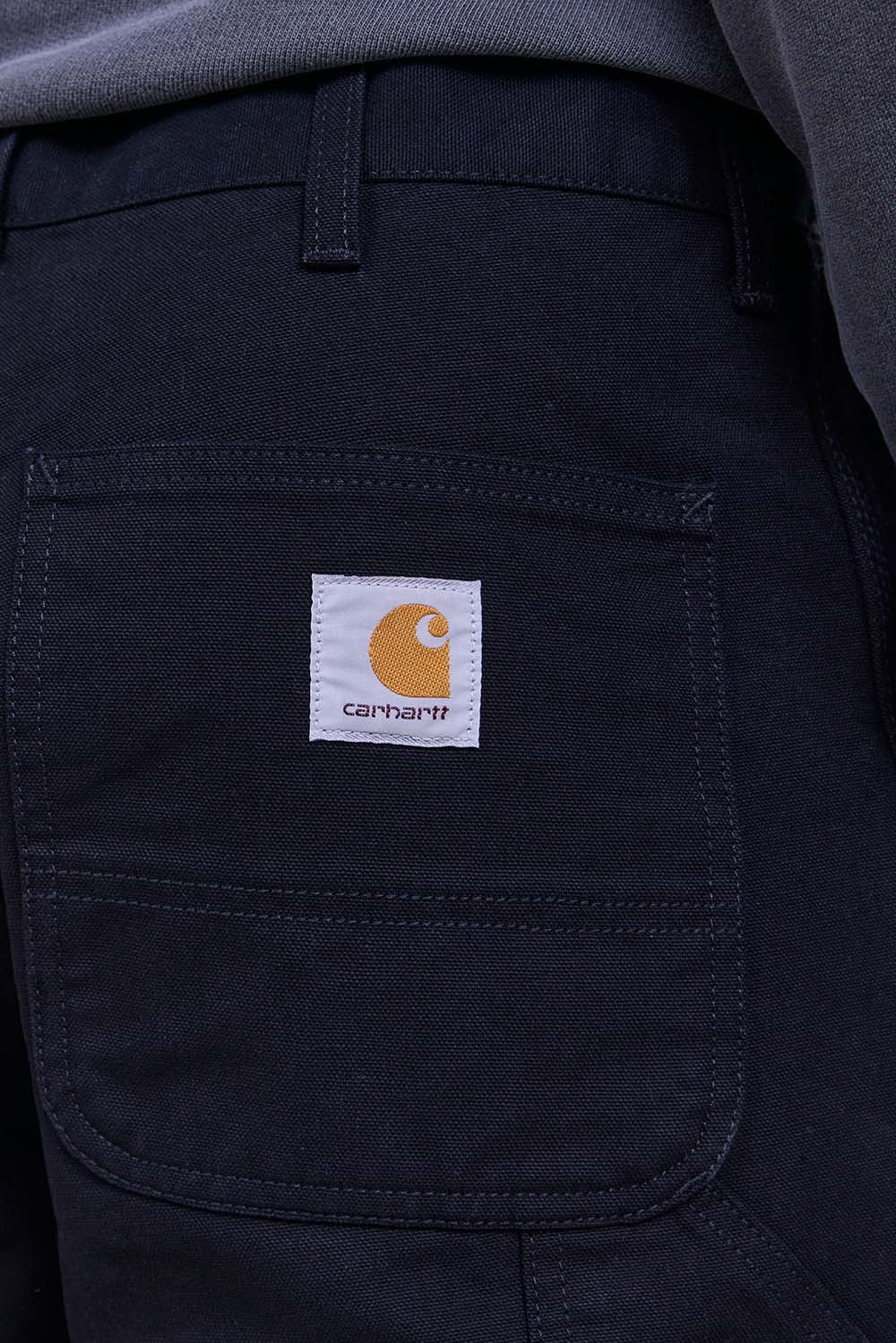 תמונת תקריב דוגמן של מכנסי ג'ינס דאבל ניי