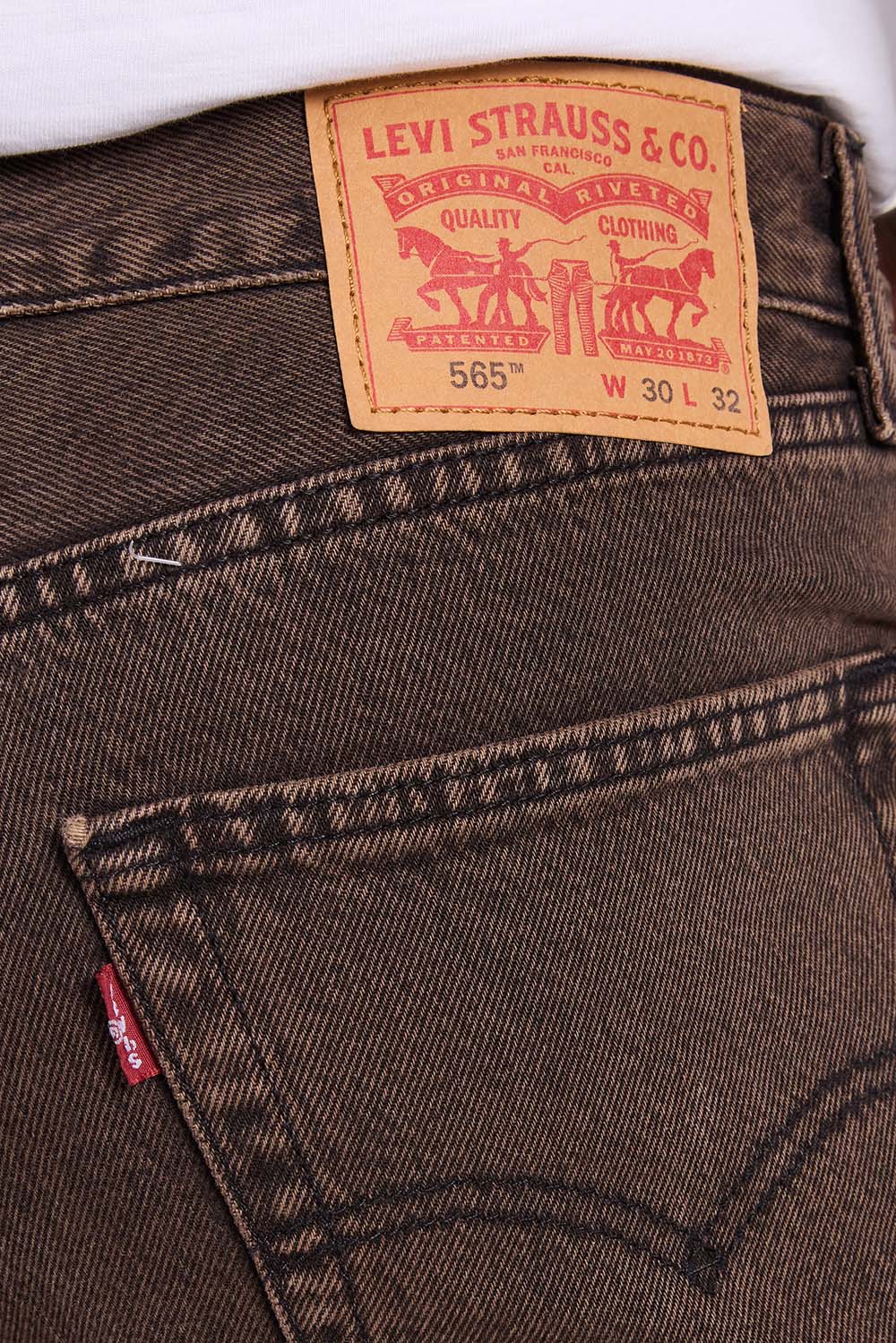 תמונת תקריב דוגמן של מכנסי ג'ינס 565 בגזרה ישרה