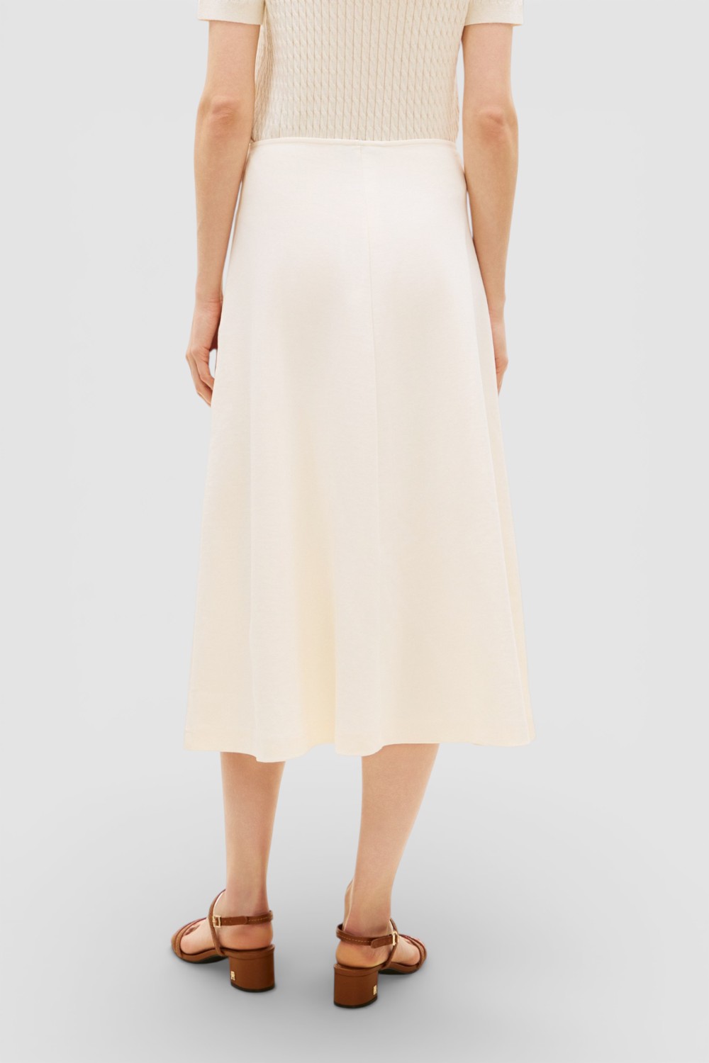 תמונת דוגמן אחורית של חצאית מידי