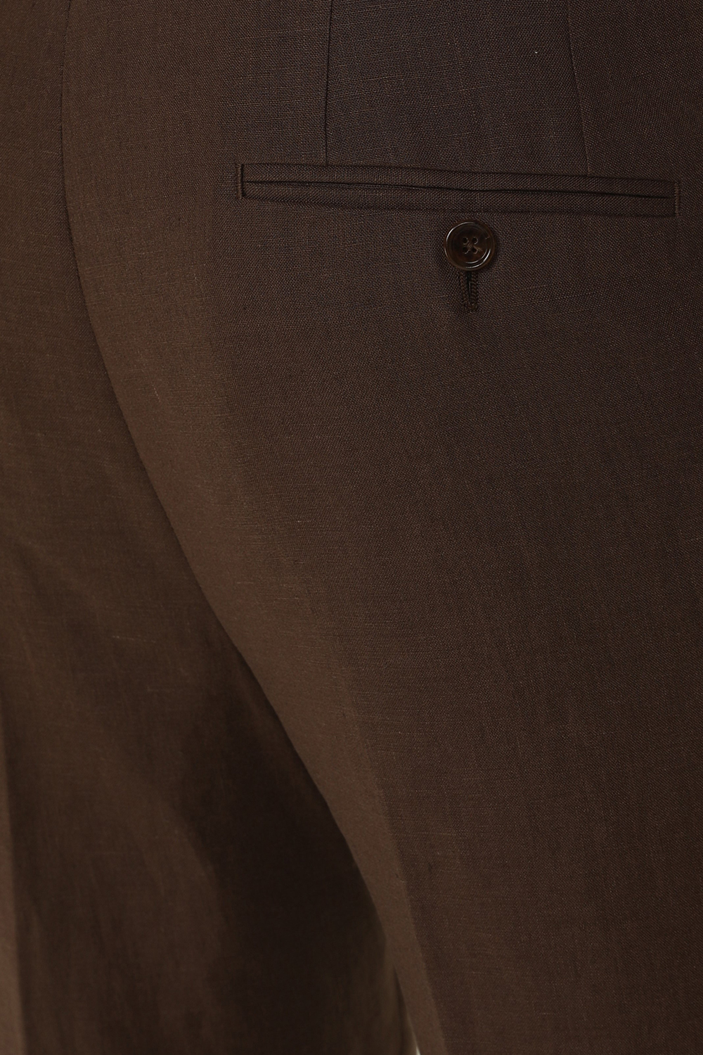 תמונת תקריב דוגמן של מכנסיים מחויטים מפשתן