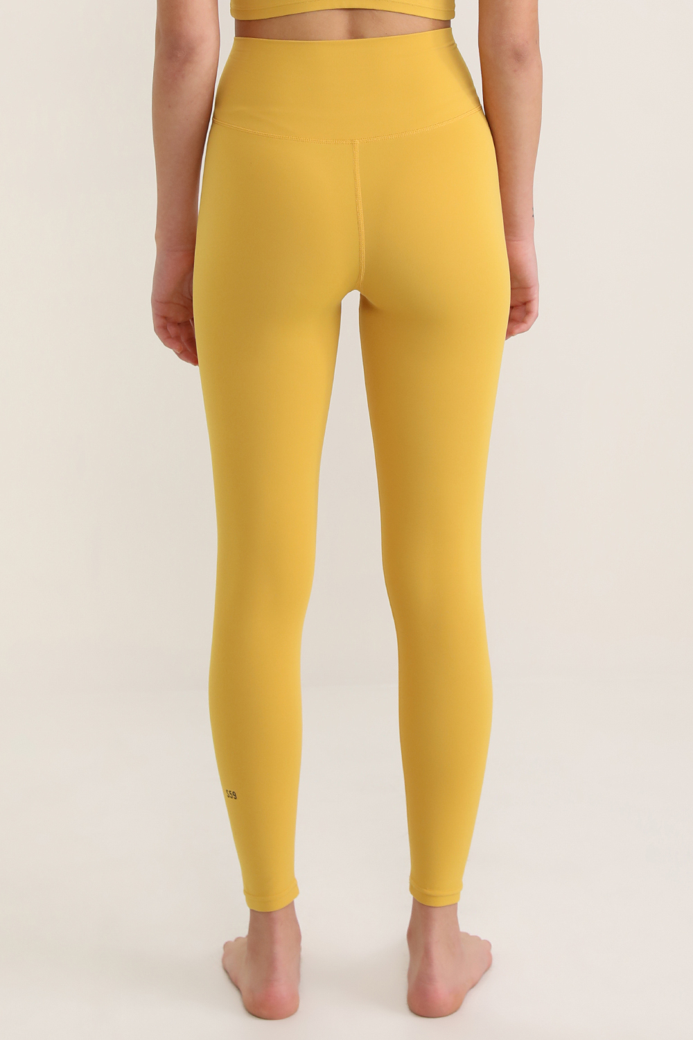 תמונת דוגמן אחורית של מכנסי טייץ 7/8 בגזרה גבוהה