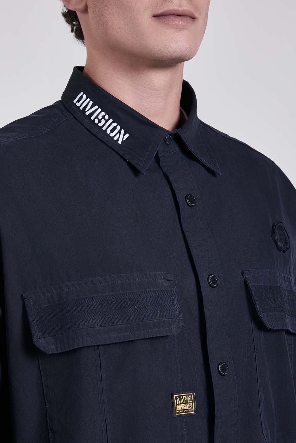 תמונת תקריב דוגמן של חולצה מכופתרת בגזרת אוברסייז