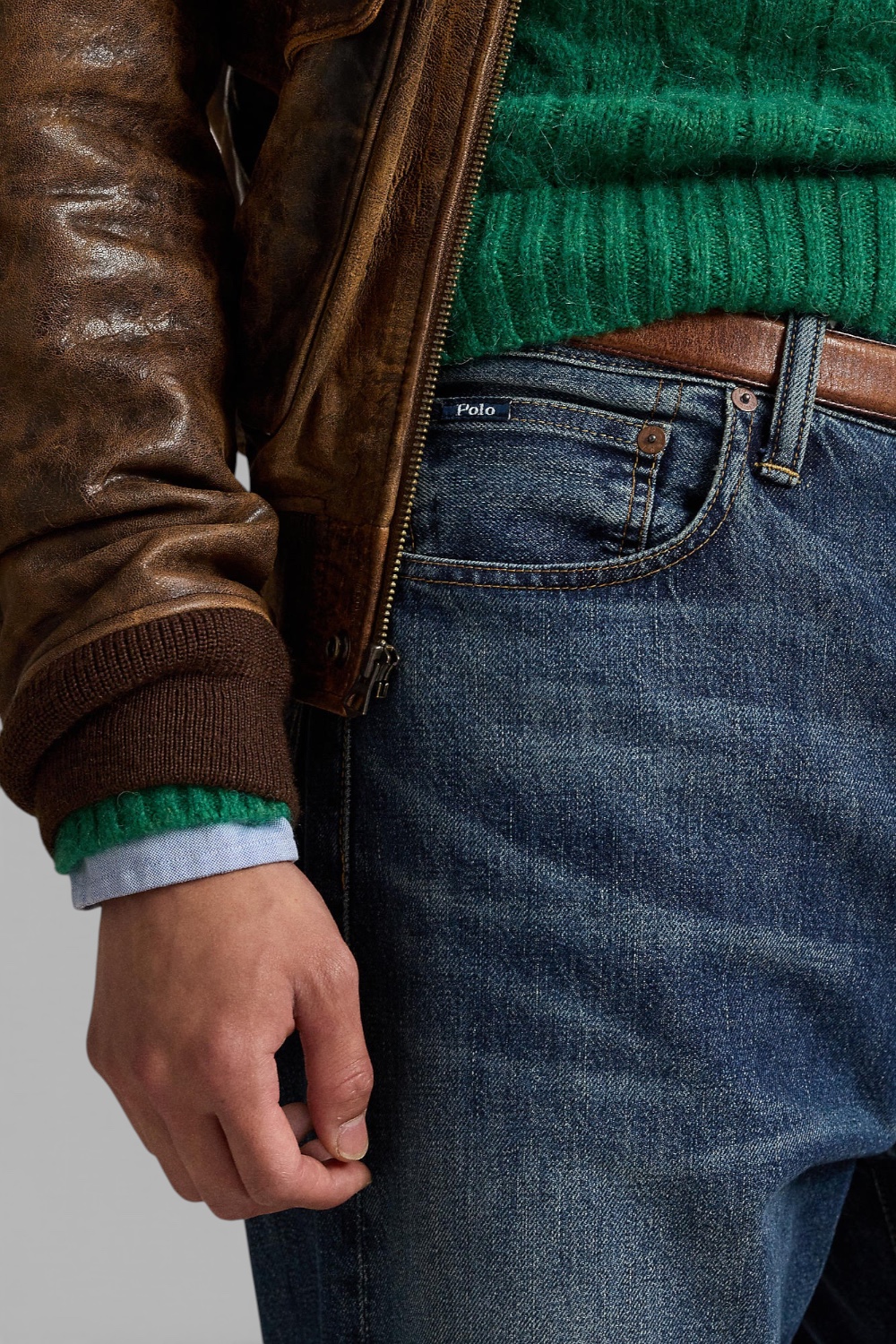 תמונת תקריב דוגמן של מכנסי ג'ינס בגזרה ישרה