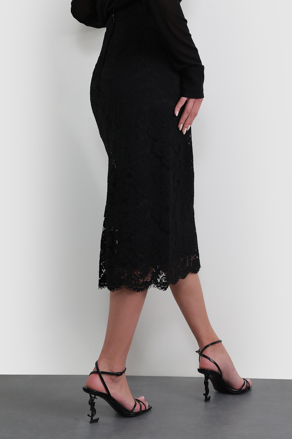 תמונת דוגמן אחורית של חצאית מידי